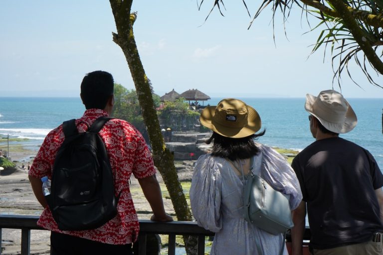 Navigating the World: The Art of Being a Savvy Tourist Guide